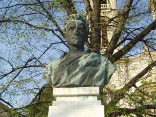 Pápa, Március 15. tér: Petőfi szobor.jpg Pápa, Március 15. tér: Petőfi szobor.jpg